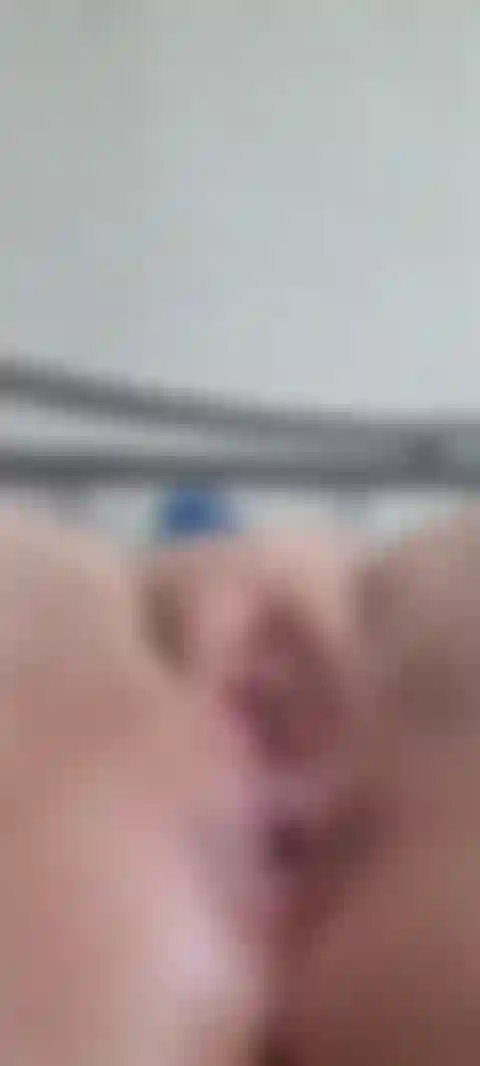 Idiota apertado dedilhando e piscando.