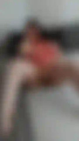 Tenho tanto tesão... Brincando com minha bucetinha.