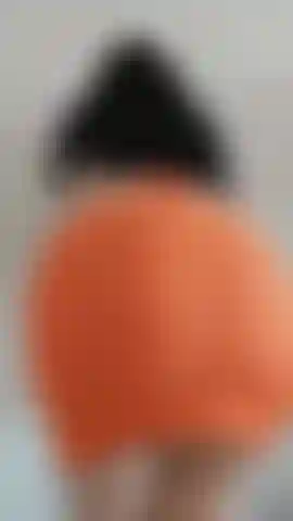 Sem calcinha, bunda dançante.