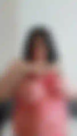 Bunda grande andando com vestido arrastão vermelho sem calcinha.