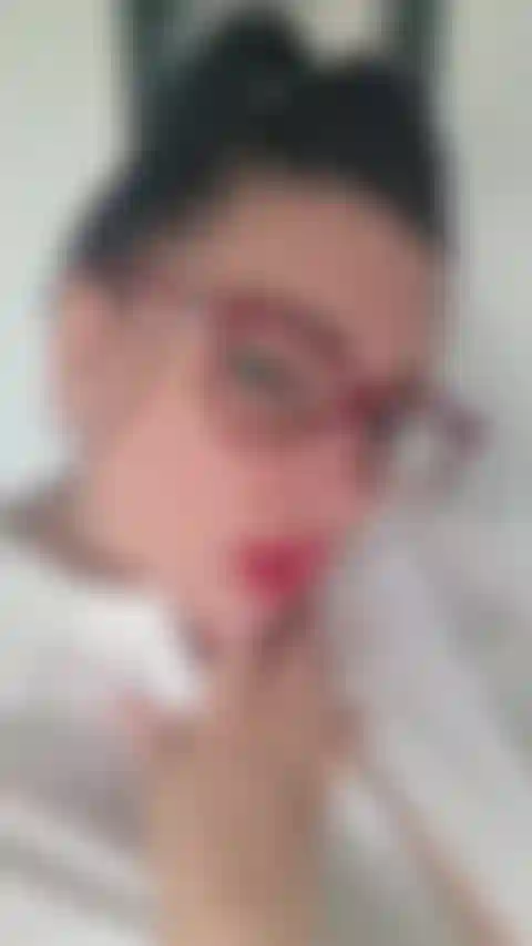 Secretária de peitos grandes.