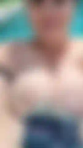 Brinco safada na piscina ao ar livre.