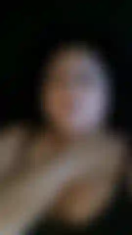 Provocando buceta em topless com tesão.