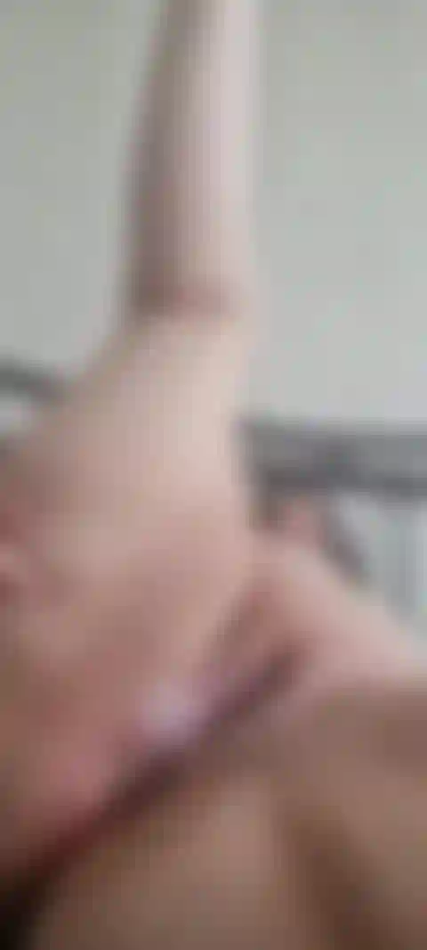 Brincando anal com meu plug anal no meu cu apertado.