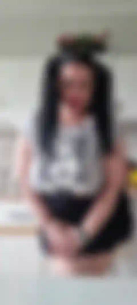 Doce menina, tranças, topless, saia curta provocando bunda grande.