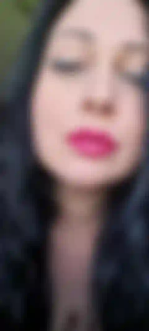 Roupa arrastão vermelha e provocação de buceta.