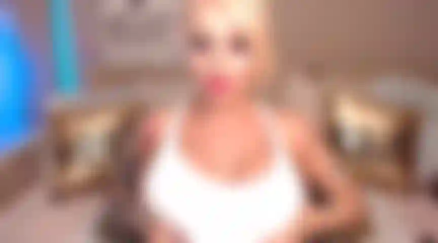 41. Peitos enormes em camiseta molhada + conversa suja + gozada nos peitos.