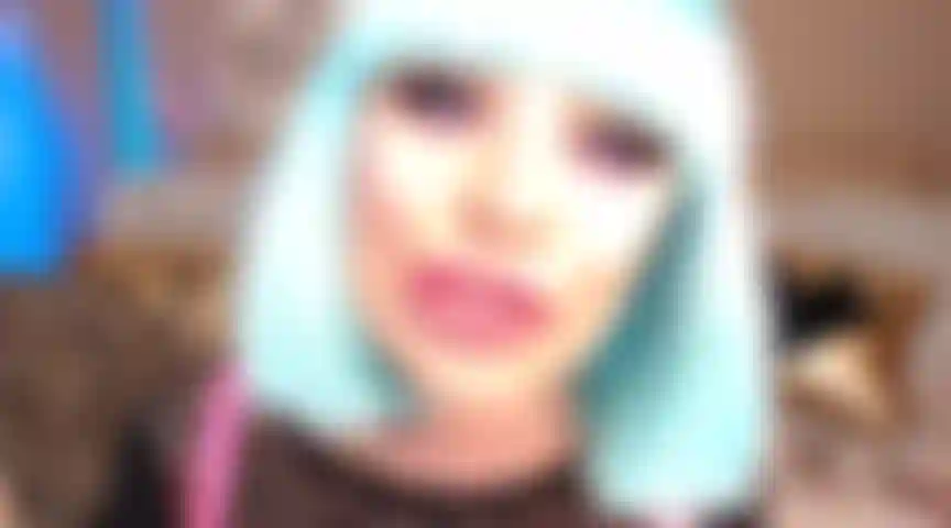 29. Novo vídeo provocando com meus novos lábios falsos brilho labial brilhante, muitos peitos ahegao sexy gemendo sem brinquedos lambendo os dedos.