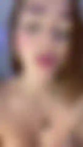 Adoro o leite na minha boca e peitos deliciosos.