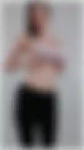 Experimento e testo vários sutiãs esportivos muito pequenos e um sutiã esportivo de bom caimento. Faço alguns alongamentos, saltos leves e alguns saltos.