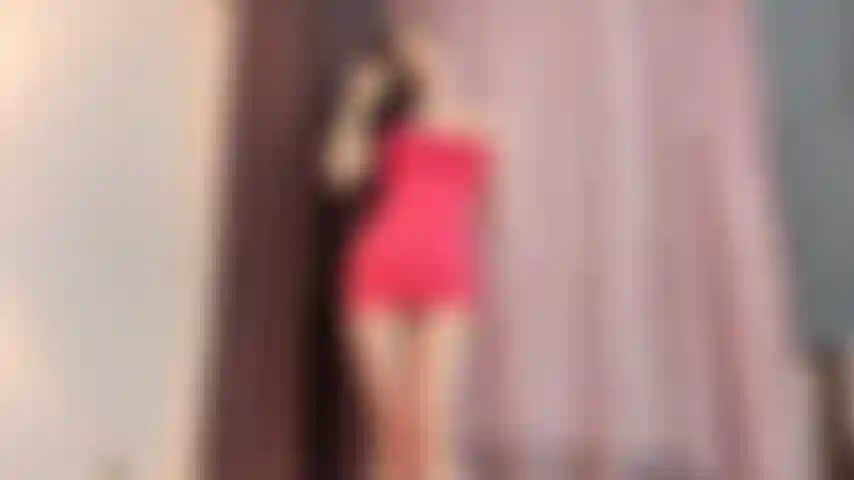 Muito baixa para mim - estou curtindo uma noite dançando, quando vejo você toda baixinha e assustadora vindo em minha direção. Não saio com baixinhos! E só sei que você tem um pênis pequeno, ugh! Eu tento ser legal, mas você não vai entender...