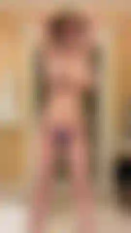 Balançando peitos grandes em câmera lenta de biquíni minúsculo.