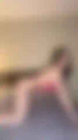 Vibrador preto em lingerie vermelha - provocação sexy em lingerie vermelha sem virilha, e assista-me foder meu vibrador bbc até eu gozar.