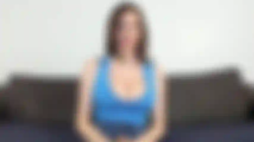 Titty 101- você é minha amiga que acabou de me apresentar a sua nova namorada que tem seios grandes, mas nunca fodeu tetas antes. Eu explico como melhor foder peitinhos e mostrar algumas posições sensuais.