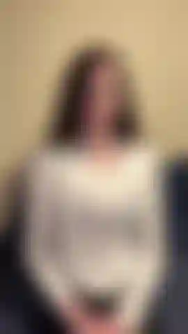 Seios cresceram, bate-papo por vídeo com um amigo, estamos nos atualizando, a última vez que você me viu eu era uma xícara. Meus seios estão enormes agora! Você quer ver? Não estou acostumada a ter peitos grandes. Acho que você poderia masturbar seu pau para eles! Preciso praticar.