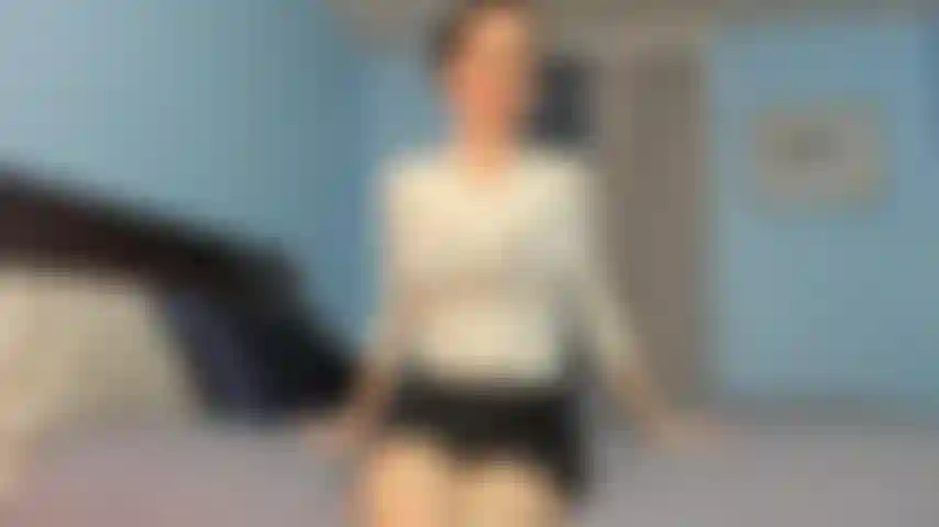 Depois do trabalho strip-tease - tire minhas roupas de trabalho para você (eu uso o nome chris), exibindo meus seios e corpo, lubrifique meus seios e depois foda meu vibrador.