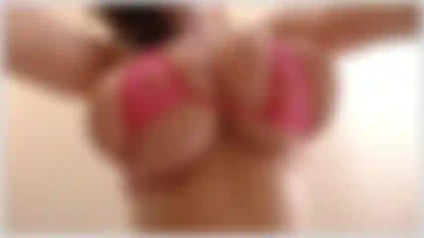 Foda-se meus seios grandes e gordos - agite os seios na câmera, falando sujo como você adora acariciá-los, depois digo para você foder meus seios grandes e gordurosos e gozar neles.