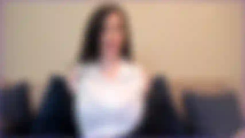 Advogada de divórcio, estou te ajudando com o seu divórcio, e você não consegue parar de olhar para os meus peitos grandes. Vamos ser pouco profissionais: tire seu pau! Se apresse antes que eu piore as coisas para você no seu divórcio.