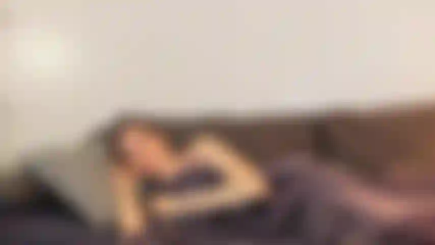 Sua namorada está no outro quarto - vou ficar aqui, mas nenhum de nós consegue dormir. Começamos a conversar, você percebe que não estou usando sutiã e eu noto que sua ereção em uma coisa leva a outra, mas shh fica quieto para não acordarmos sua namorada!