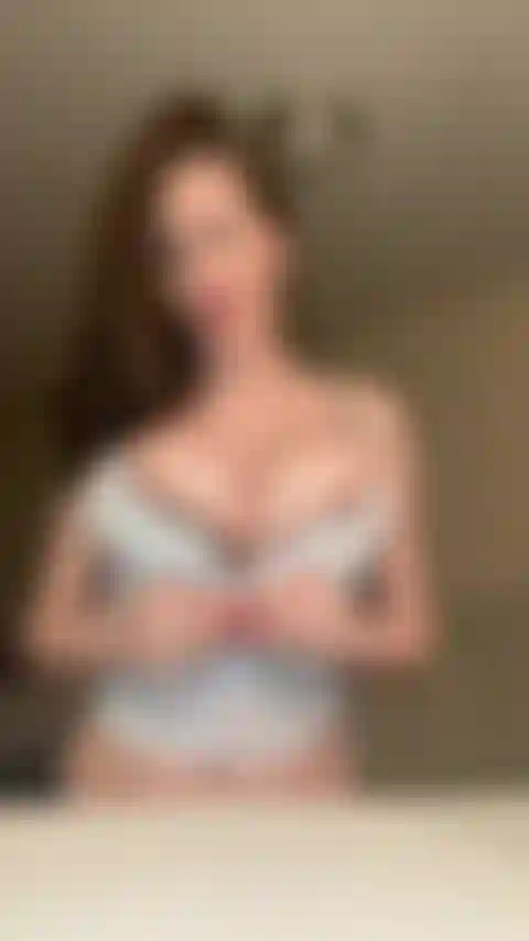 Bbc tit foda com porra - fodi meus peitos grandes com meu vibrador bbc esguichando, com gozada no final.