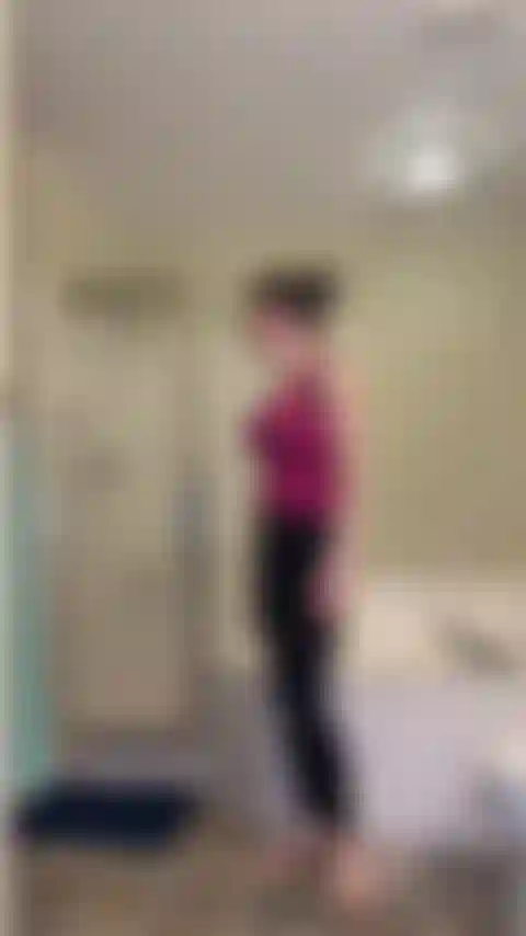 Me espionando no chuveiro - pensei que estava sozinha em casa e tomei banho, mas você está me observando! Estou chateada, mas não posso deixar de notar sua enorme ereção, é muito maior do que meu namorado, talvez se você me mostrar, eu não contarei ao meu namorado.