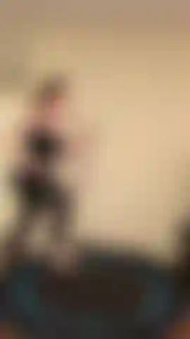 Pulando na cama elástica - de sutiã minúsculo, depois pulando levemente de topless. E mais pulando segurando-os.