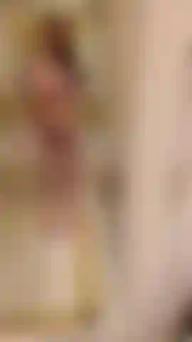 Exibindo meu biquíni minúsculo.