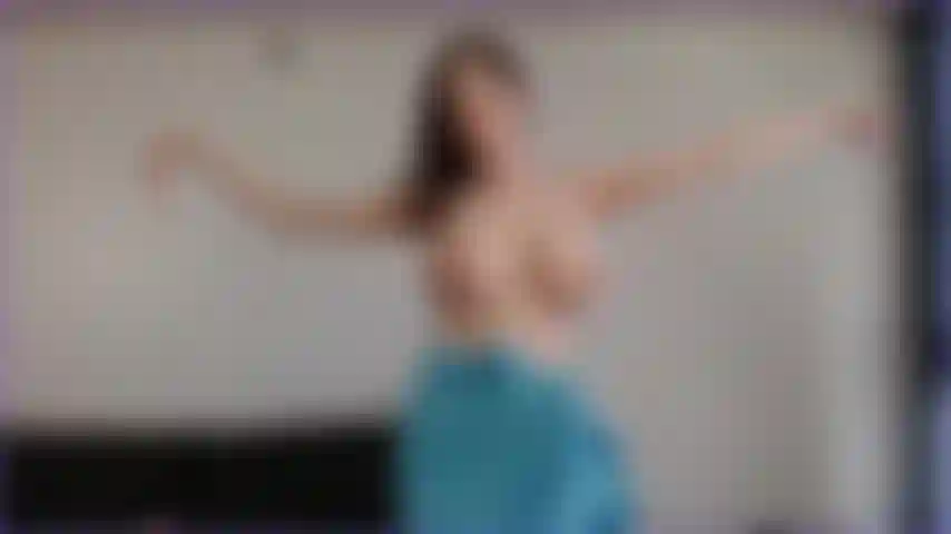 Dança do ventre em topless.