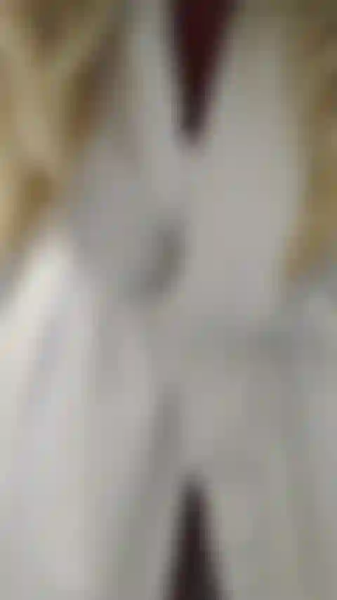 Te mandando um beijo pelada depois da massagem mostrando bunda e tetas.