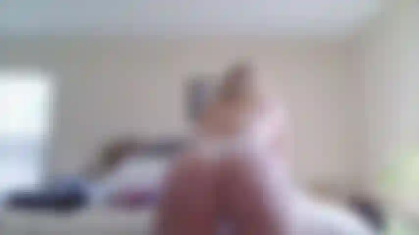 Vibrador bentover em buceta peluda (rosto mostrado).