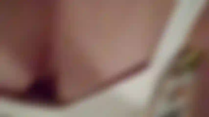 Upskirt sem calcinha tocando bucetinha peluda em close.