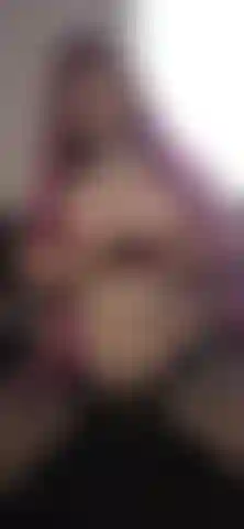 Meias, um dildo realista gigante, e minha posição favorita de cowgirl. Naquele momento, eu só queria experimentar squirting pela primeira vez na minha vida, então tive que foder minha buceta tão forte e rápido que nem percebi minha saliva escorrendo nos meus seios grandes🥵.