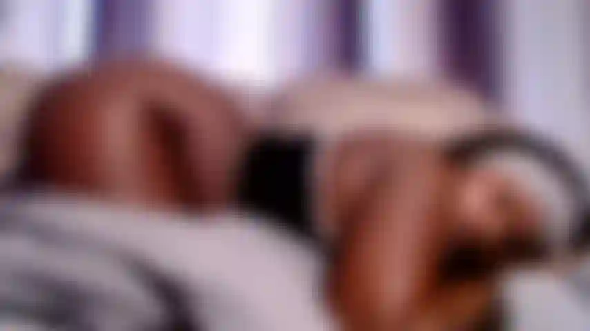 Aperto a bunda nua na cama.