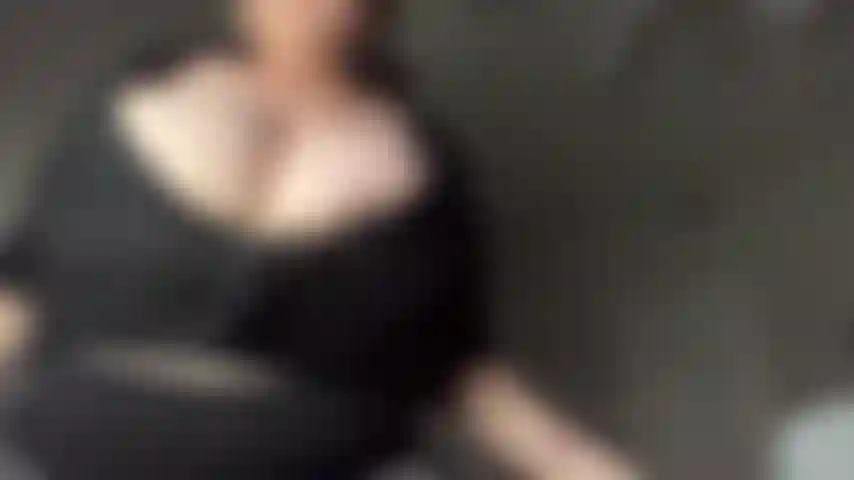 Provocadora sorrateira de decote.