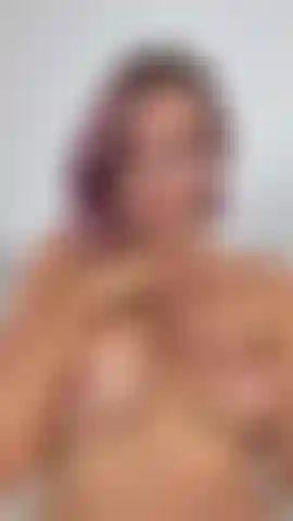 Brincando e cuspindo nos peitos.