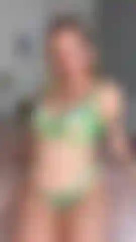 Boquete molhado 🥵 me veja te provocar com meu corpo e meus seios enormes antes de te presentear com o boquete mais molhado e mais sujo que você já teve… você está coberto de saliva, eu estou coberta de saliva, estamos todos cobertos de saliva!