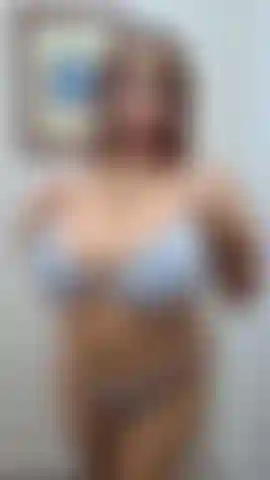 Meus dedos na buceta, olha esses peitos enormes.