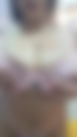 Uma safada de peitos.