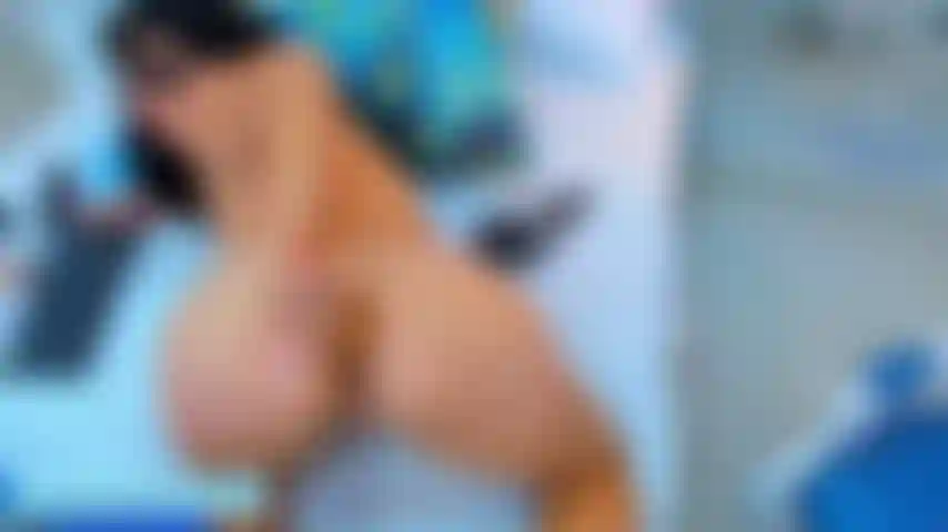 Dildo brinca na minha bunda anal.