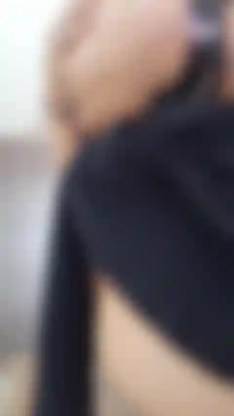 Meia-calça para baixo + palmada no peito e na bunda.