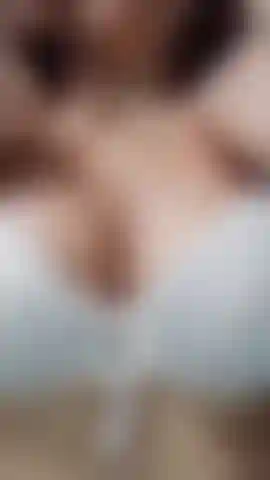 Seios saltados mostram mamilos.