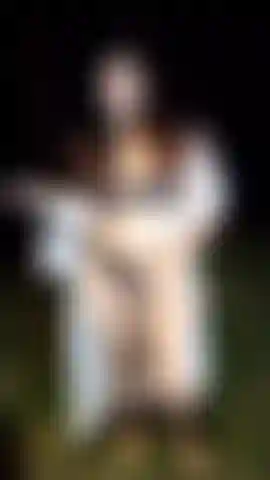 Meia na boca, na floresta.