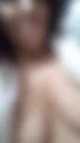 Me escondi em um banheiro.