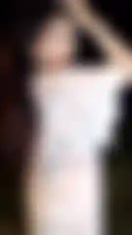 Mostro lingerie na floresta.