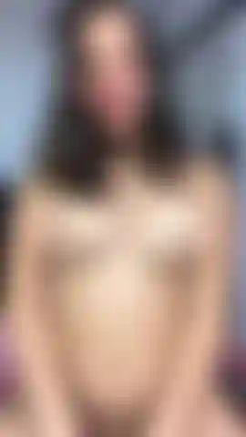 Peitos grandes saltando.