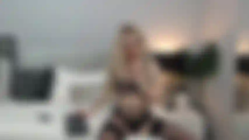 Conversa suja italiana, plug anal e jogo de vibrador.