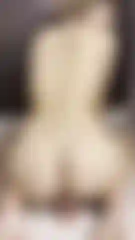 Como fica linda minha bunda montando um vibrador no chão.