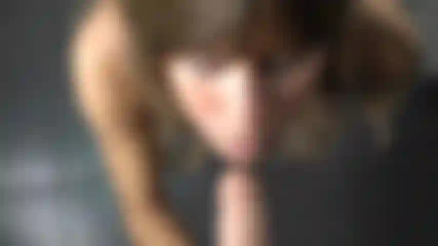 Dando um boquete delicioso.