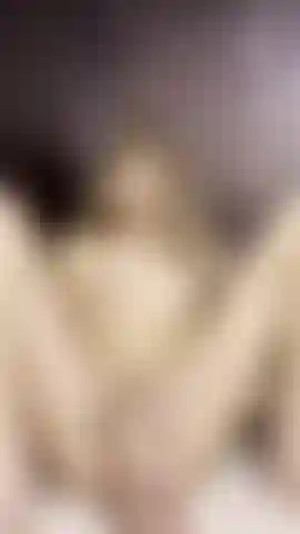 Adoro foder minha bucetinha com um consolo grande.