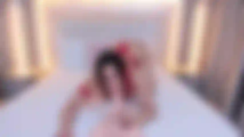 Menina travessa brincando com sua rola na sua boquinha.